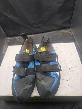 Men’s Blue and Black Athletic Climbing Shoes with Hook-and-Loop Straps